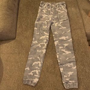 American Eagle Camo Next Level Stretch High Rise Cargo/Utility Joggers!! Size 0.